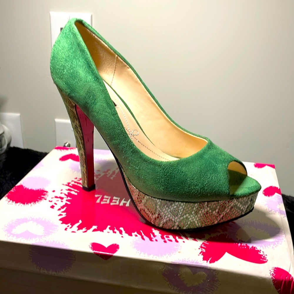 Suede green open toes pumps